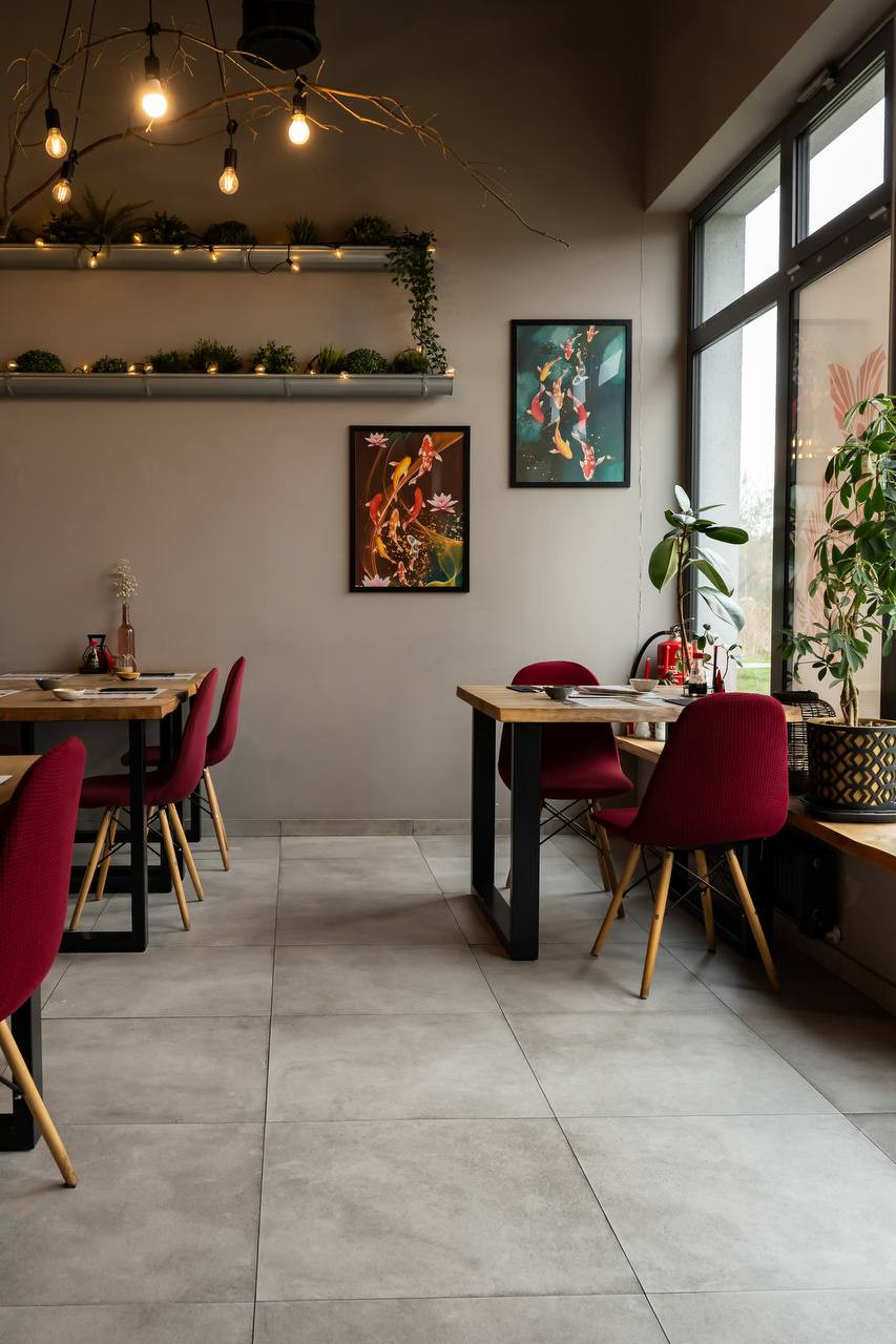 Sala restauracji z czerwonymi krzesłami