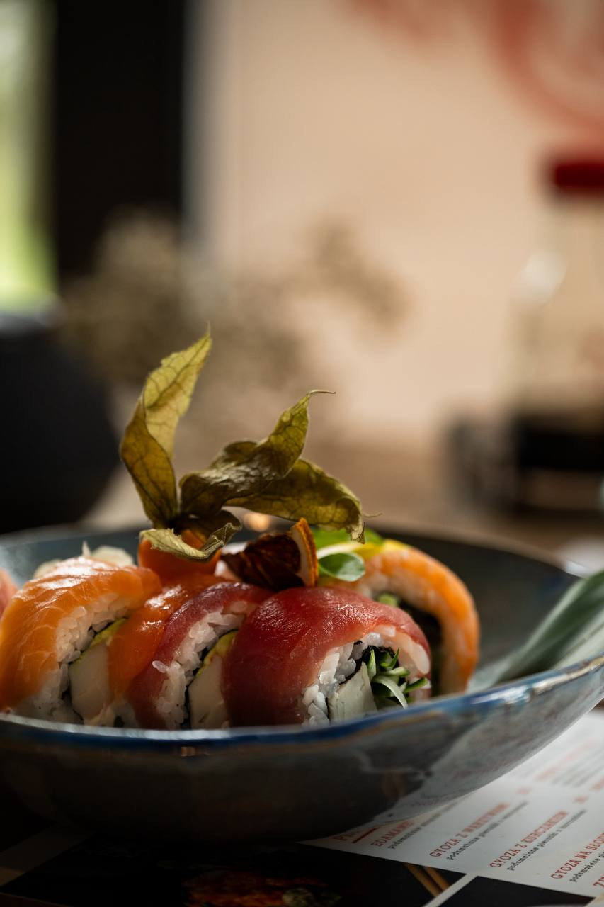 Rolki sushi z tuńczykiem i miechunką