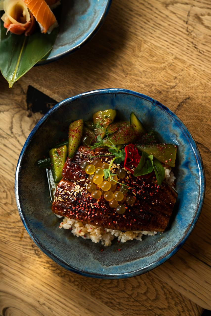 Węgorz unagi na ryżu w niebieskiej misce
